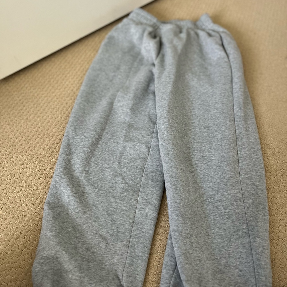 Comfy grey sweatpants with twist in the waistband.